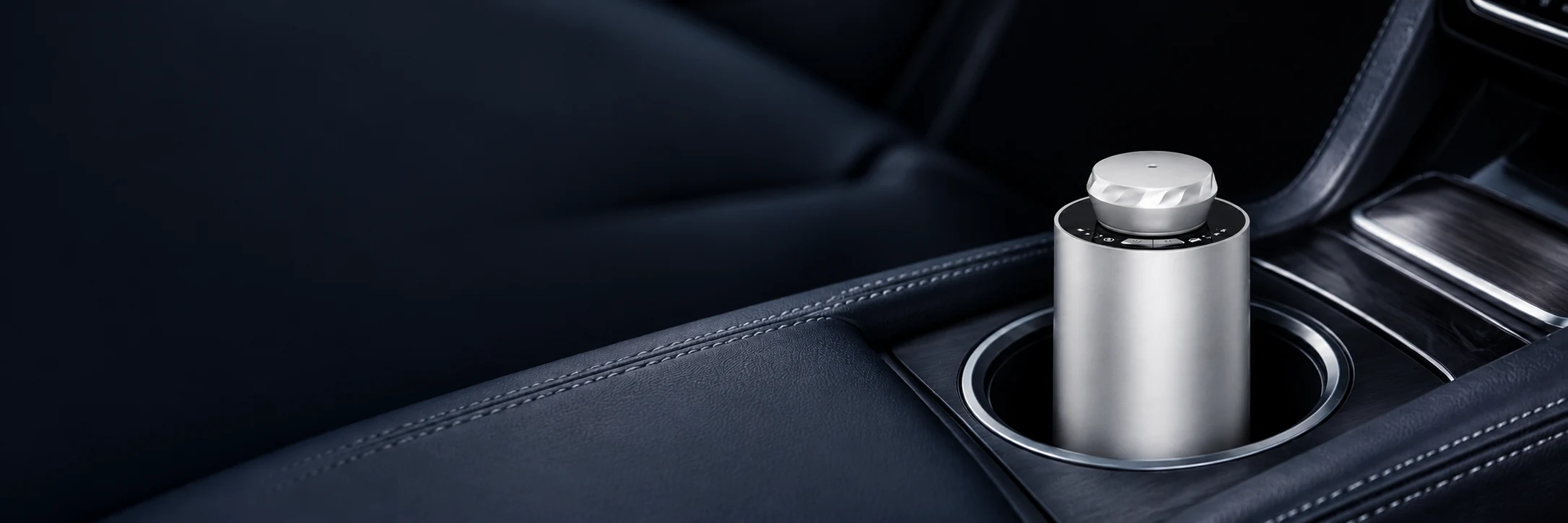 Diffuseur pour voiture Aromaprox SC02 argenté dans un porte-gobelet